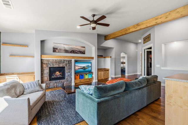 536 W La Strada Circle, Medford, OR 97504