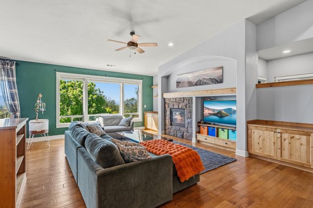 536 W La Strada Circle, Medford, OR 97504