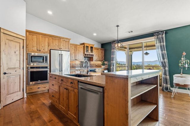536 W La Strada Circle, Medford, OR 97504