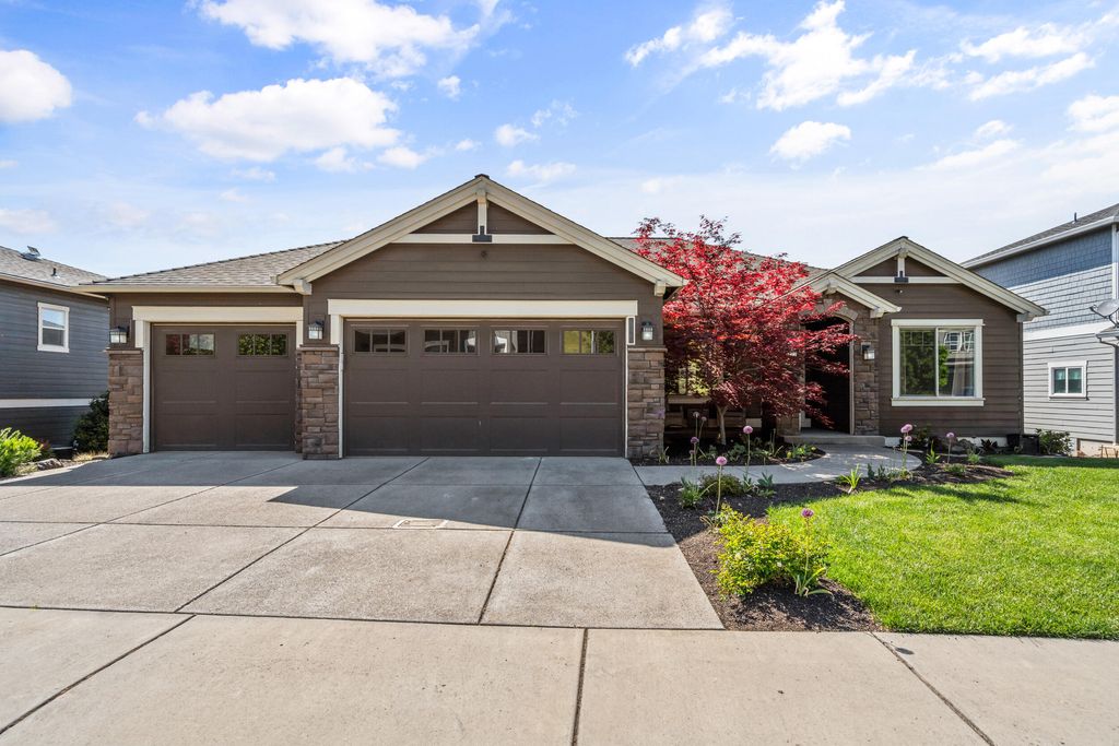 536 W La Strada Circle, Medford, OR 97504