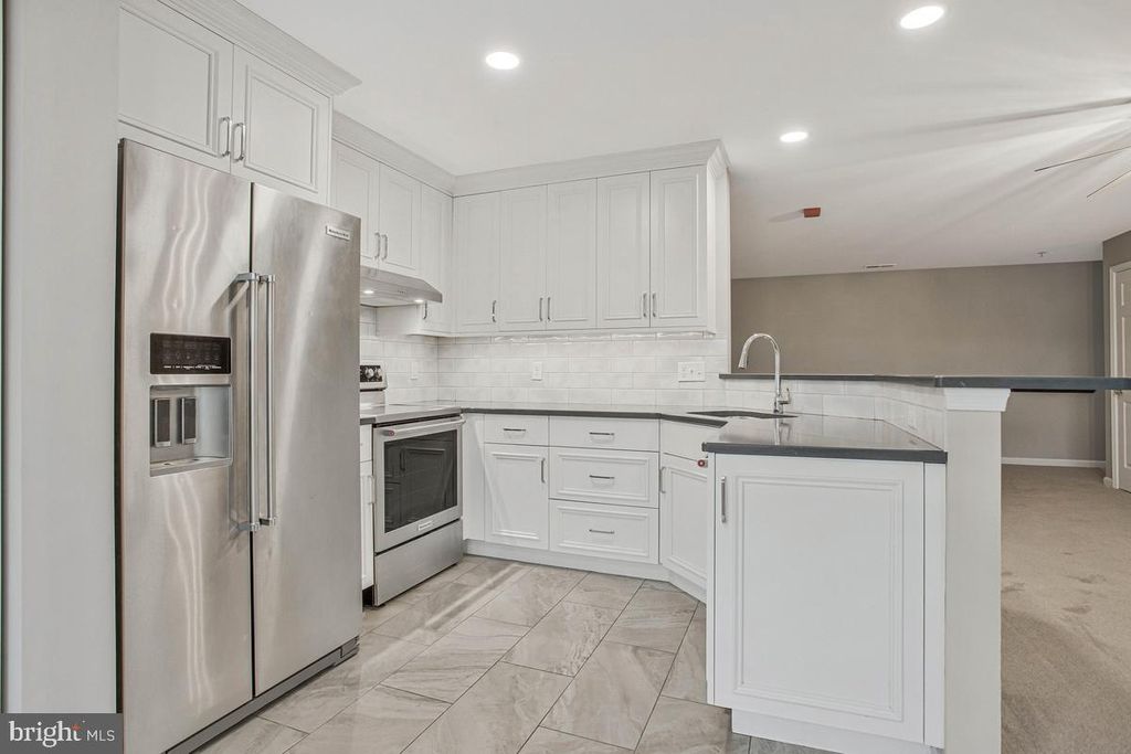 Image 4 of property listing at 6506 HOME WATER WAY #204, Glen Burnie, MD 21060