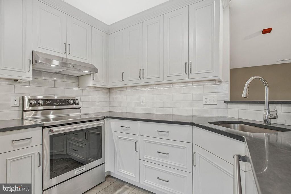 Image 5 of property listing at 6506 HOME WATER WAY #204, Glen Burnie, MD 21060