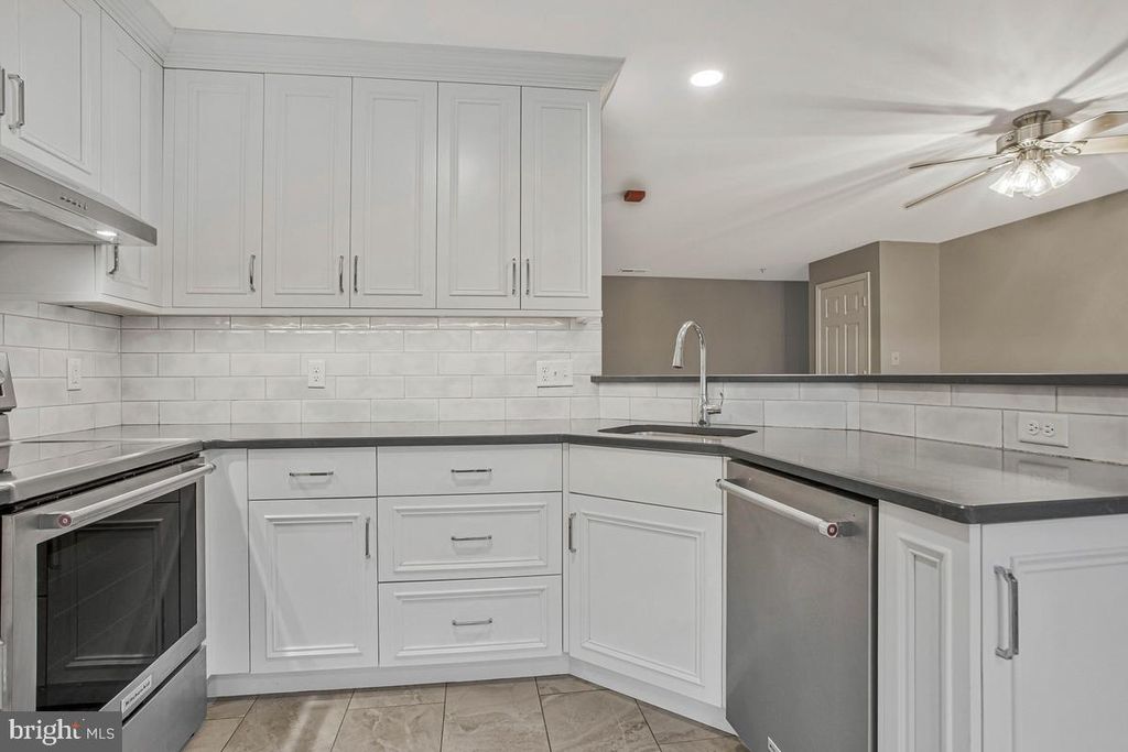 Image 6 of property listing at 6506 HOME WATER WAY #204, Glen Burnie, MD 21060
