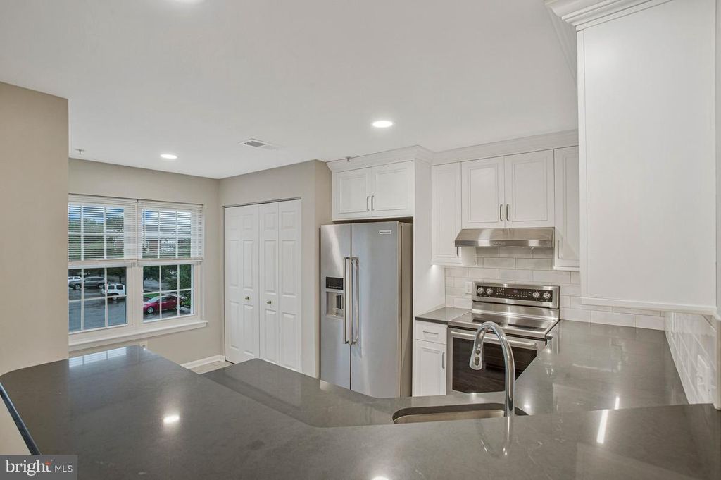 Image 7 of property listing at 6506 HOME WATER WAY #204, Glen Burnie, MD 21060