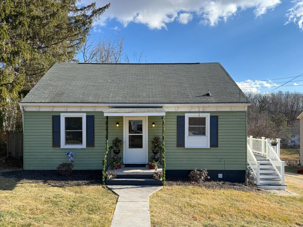 703 MONROE ST, Staunton, VA 24401