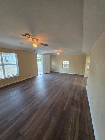 709 SW Garfield Ave, Lawton, OK 73501
