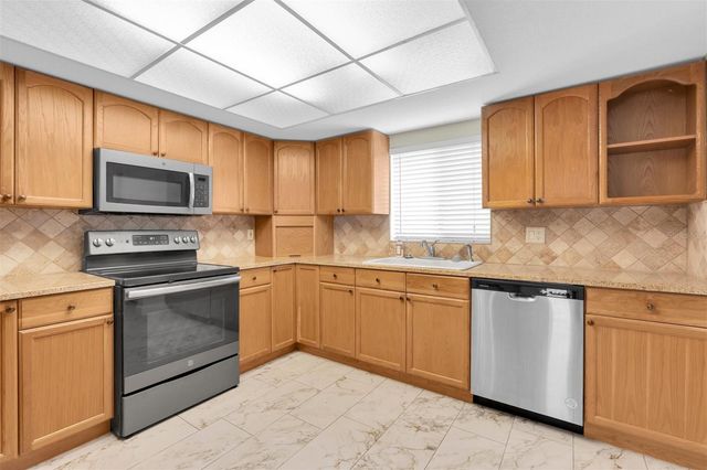 9809 LOMBARD COURT 109, Tampa, FL 33618