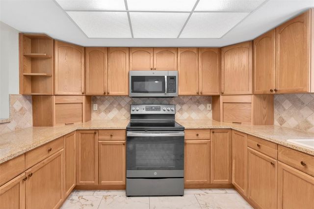 9809 LOMBARD COURT 109, Tampa, FL 33618