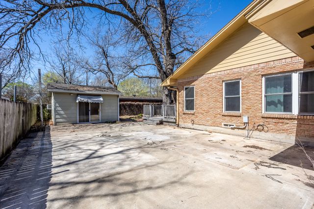 411 S CENTRE Lane, Lancaster, TX 75146