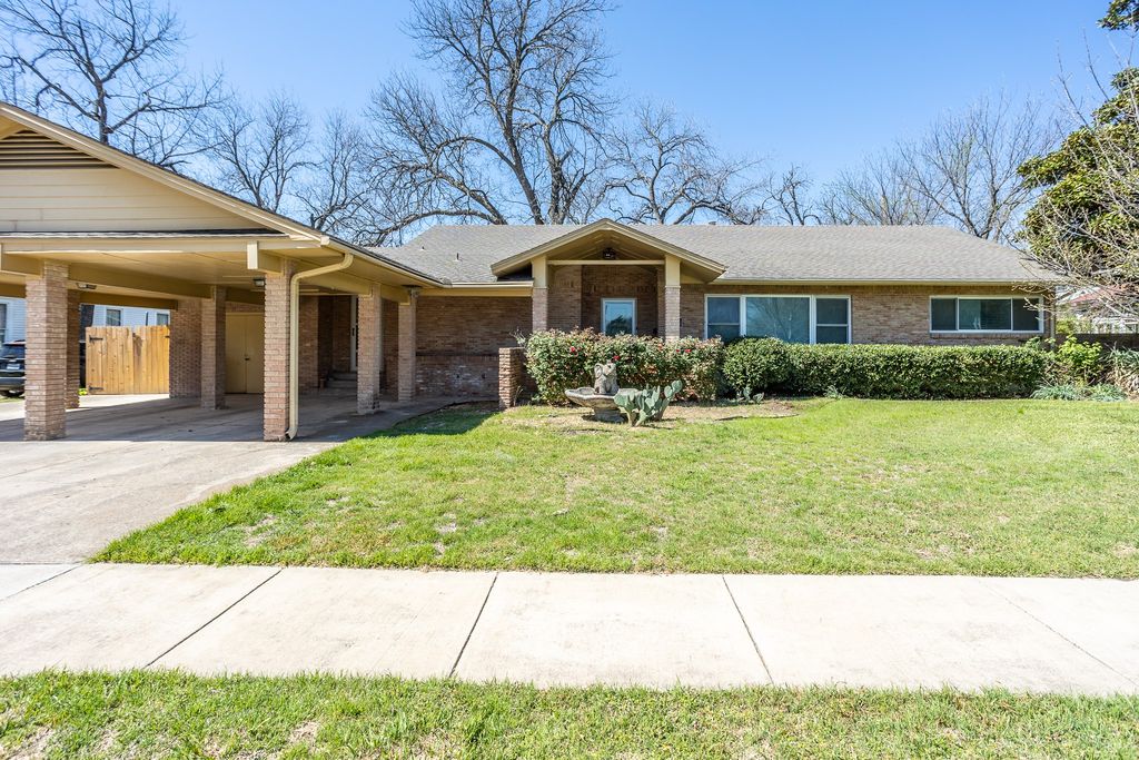 411 S CENTRE Lane, Lancaster, TX 75146