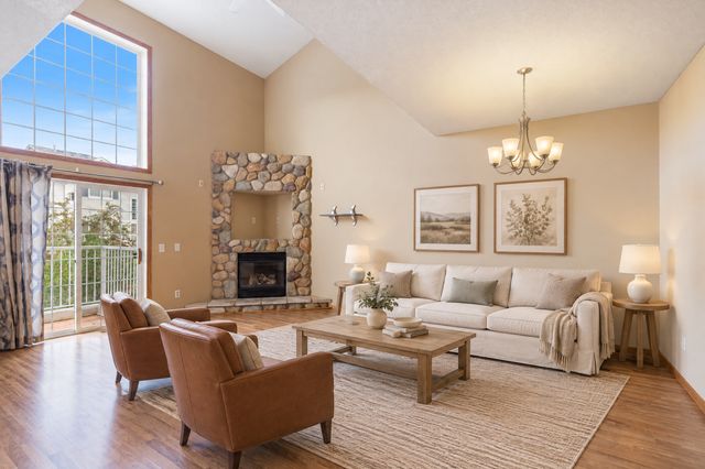 6826 Pine Crest Trail S, Cottage Grove, MN 55016