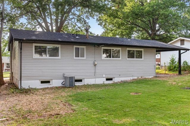 10418 Quaker Dr, Dellwood, MO 63136