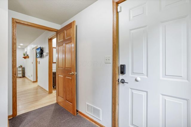 200 Hazelton Etna Road SW, Pataskala, OH 43062