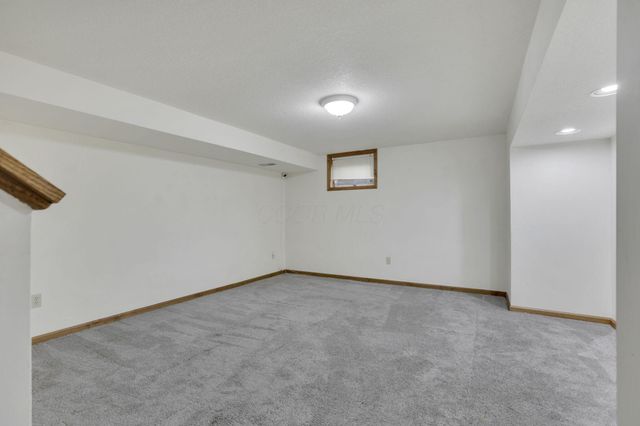 200 Hazelton Etna Road SW, Pataskala, OH 43062