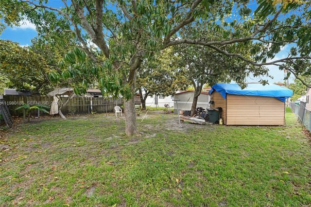 560 NW 97th St, Miami, FL 33150