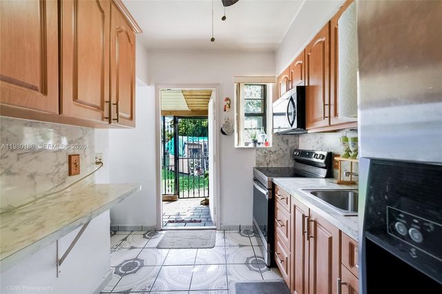 560 NW 97th St, Miami, FL 33150