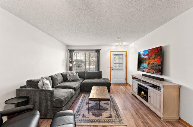 8663 Quarry Ridge Lane C, Woodbury, MN 55125