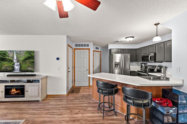 8663 Quarry Ridge Lane C, Woodbury, MN 55125