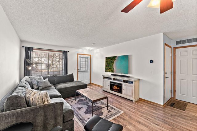 8663 Quarry Ridge Lane C, Woodbury, MN 55125