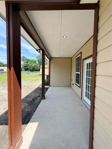 302 E Travis Street, Leonard, TX 75452