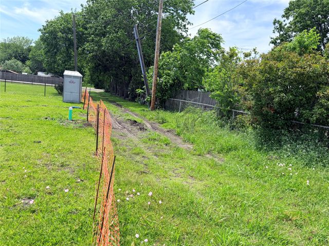 302 E Travis Street, Leonard, TX 75452
