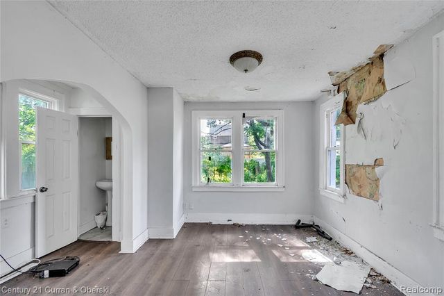 16523 Log Cabin Street, Highland Park, MI 48203