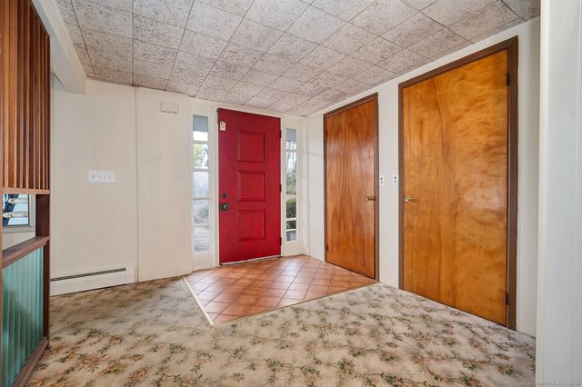 9 Woodlawn Court, Waterford, CT 06385