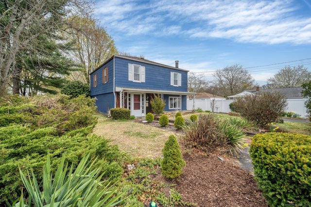 9 Woodlawn Court, Waterford, CT 06385