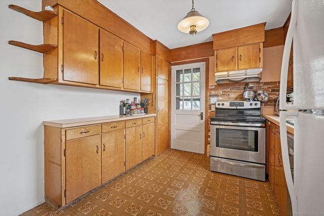 9 Woodlawn Court, Waterford, CT 06385