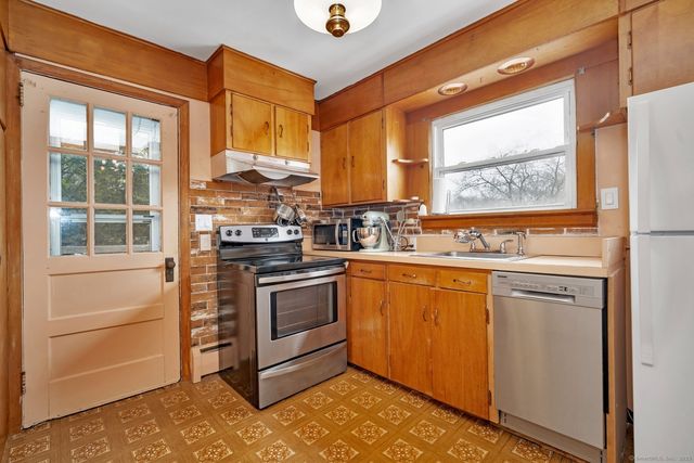 9 Woodlawn Court, Waterford, CT 06385