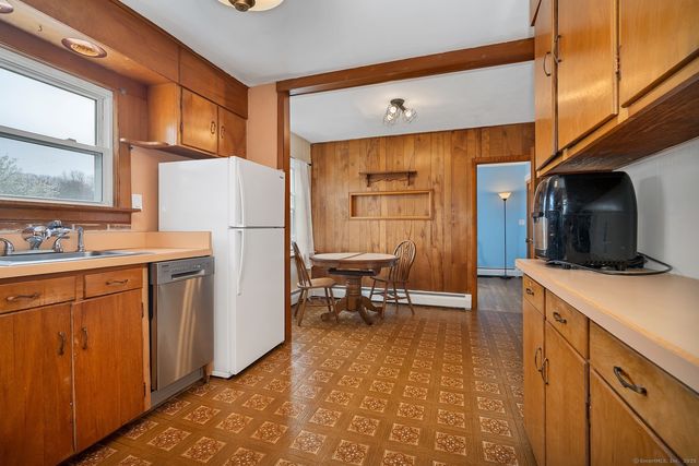 9 Woodlawn Court, Waterford, CT 06385