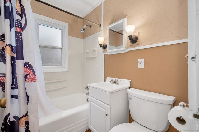 9 Woodlawn Court, Waterford, CT 06385