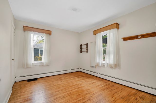 9 Woodlawn Court, Waterford, CT 06385