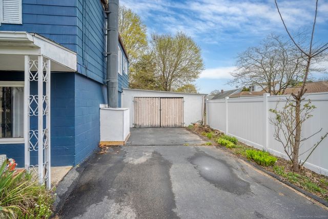 9 Woodlawn Court, Waterford, CT 06385