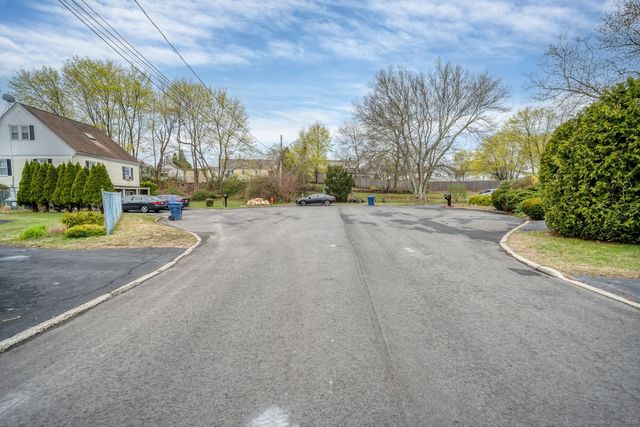 9 Woodlawn Court, Waterford, CT 06385