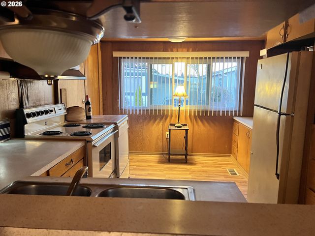 19605 RIVER Rd 104, Gladstone, OR 97027