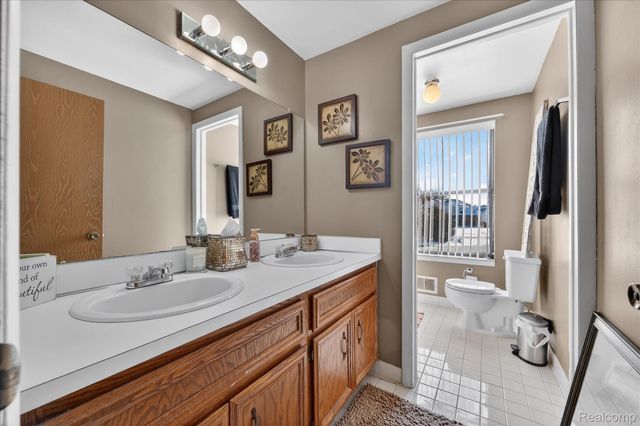 37959 Streamview Drive, Sterling Heights, MI 48312