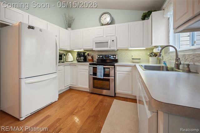 1270 Crystal Pointe Circle, Fenton, MI 48430