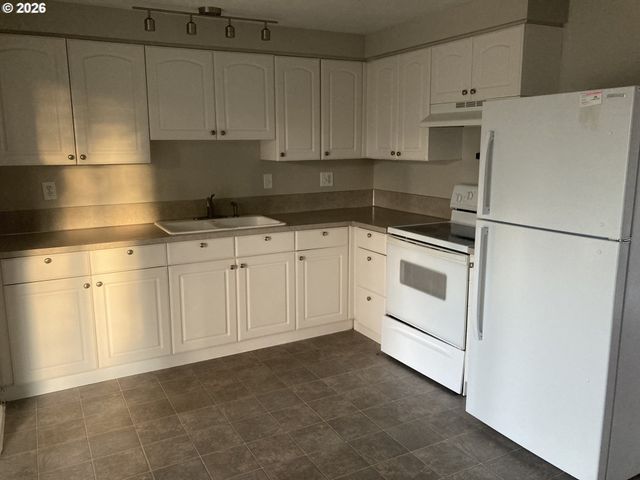 3960 VIRGINIA Ave, Springfield, OR 97478