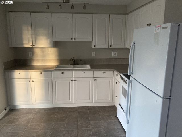 3960 VIRGINIA Ave, Springfield, OR 97478