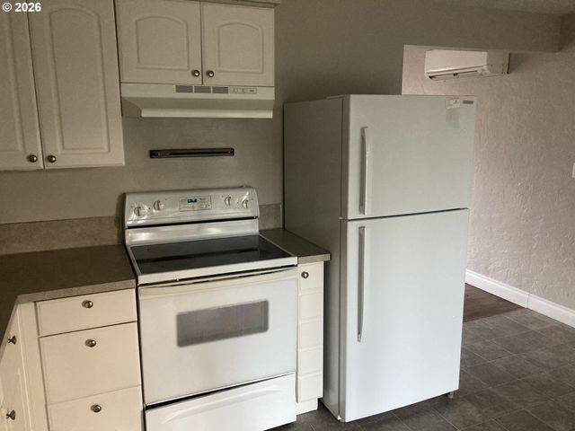 3960 VIRGINIA Ave, Springfield, OR 97478