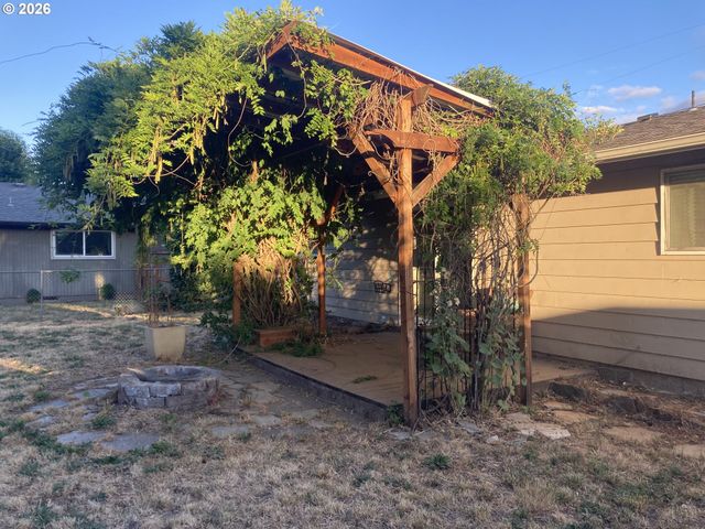 3960 VIRGINIA Ave, Springfield, OR 97478