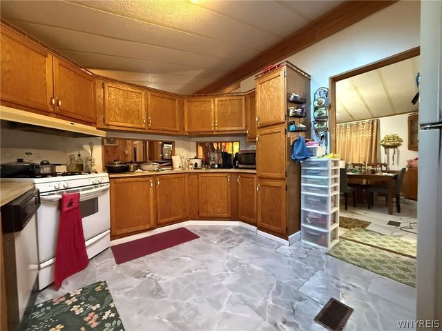 455 Chestnut Drive, Lockport Town, NY 14094