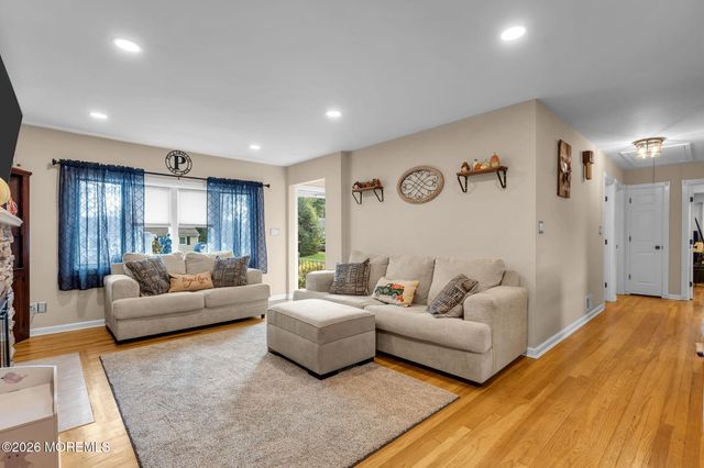 135 Irwin Place, Middletown, NJ 07748