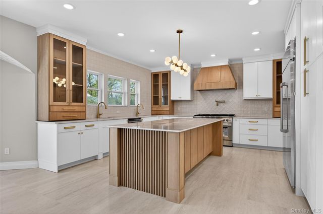 15 Ridge Drive, Port Washington, NY 11050