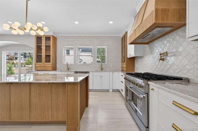 15 Ridge Drive, Port Washington, NY 11050