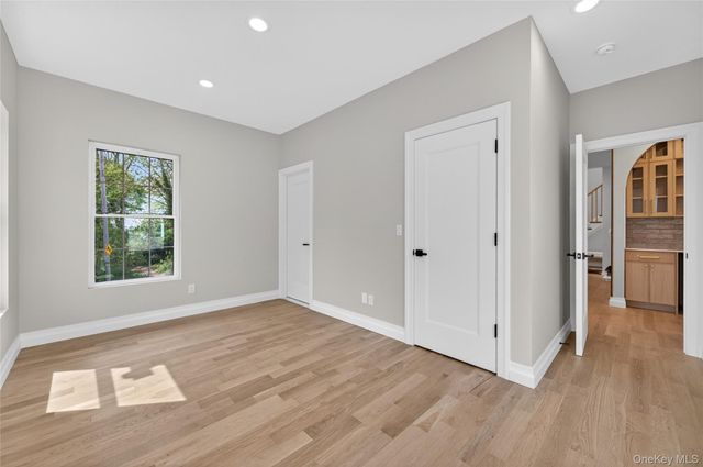 15 Ridge Drive, Port Washington, NY 11050