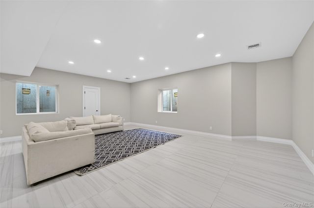 15 Ridge Drive, Port Washington, NY 11050
