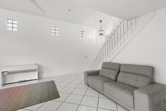 1045 SE 6th Avenue, Dania Beach, FL 33004