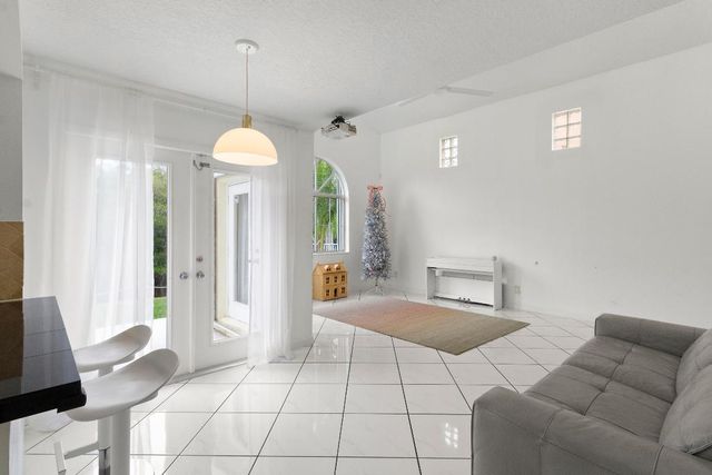 1045 SE 6th Avenue, Dania Beach, FL 33004